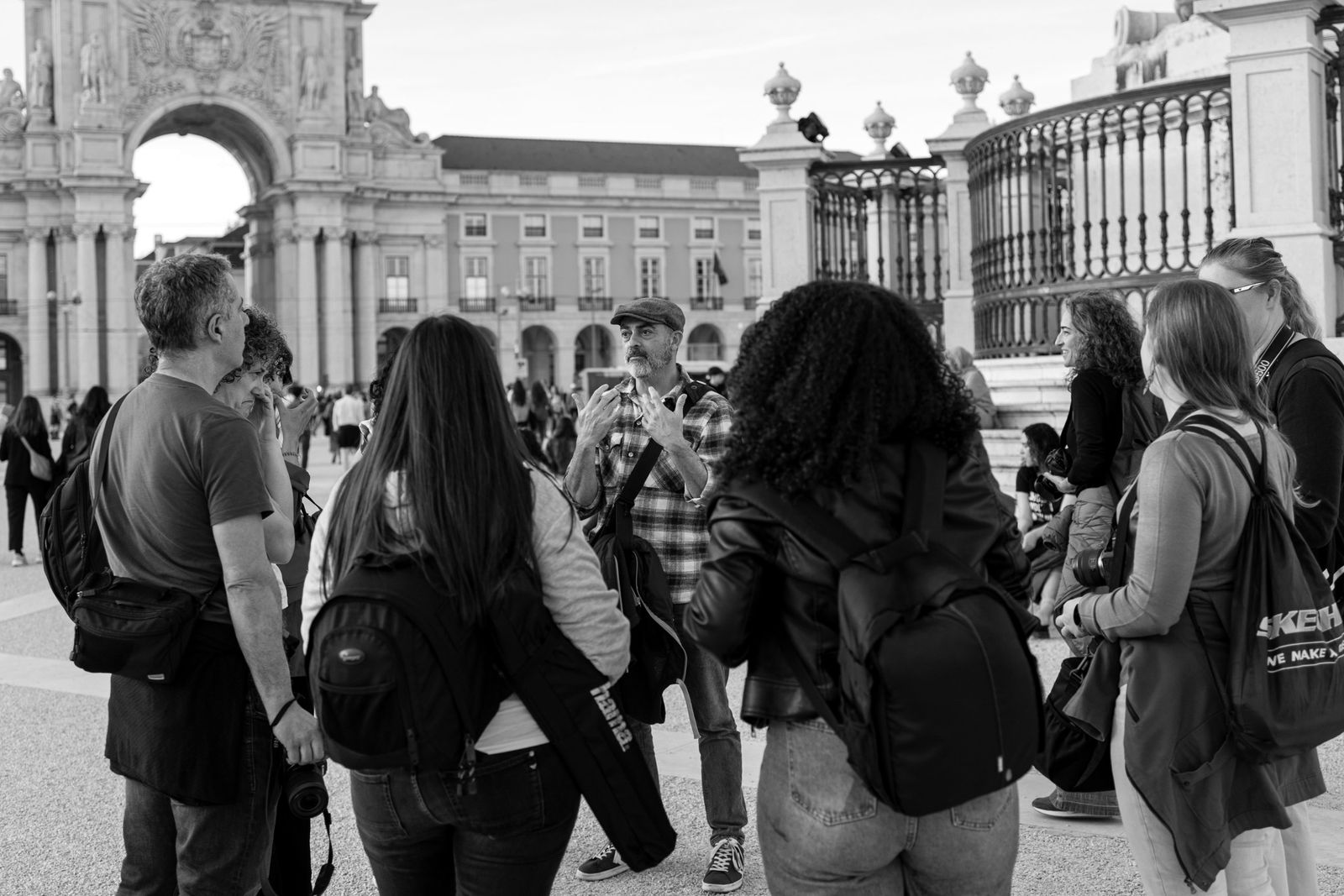 Formador do IPF a falar com uma turma na Praça do Comércio, em Lisboa